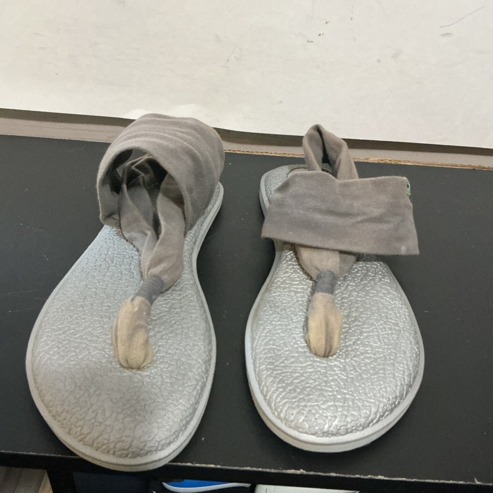 Sanuk yoga sling sandals Gray ankle strap size 6 Women's Discolored